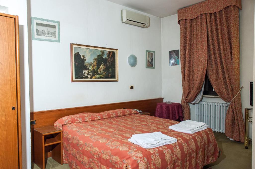 Vip Hotel Пиаченца Екстериор снимка