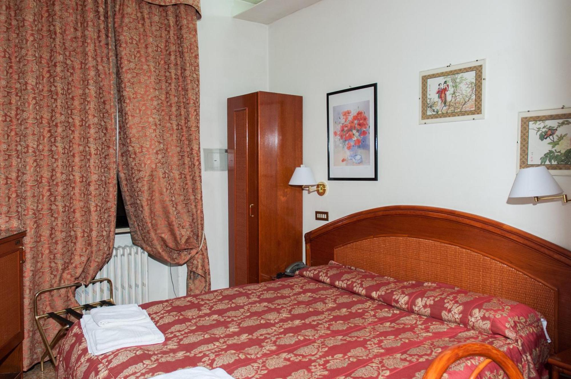 Vip Hotel Пиаченца Екстериор снимка
