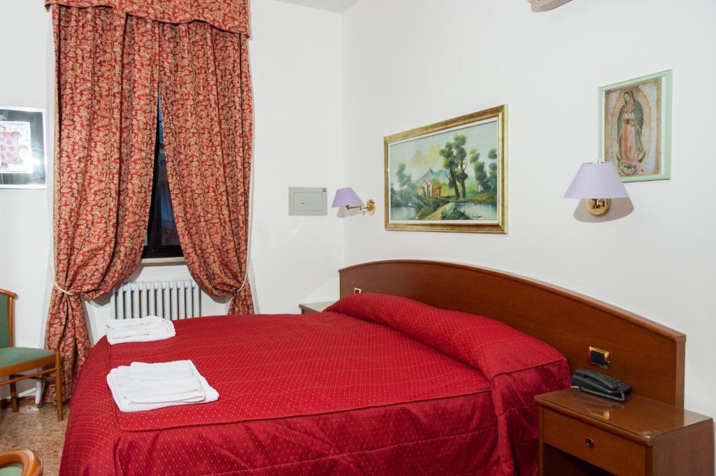 Vip Hotel Пиаченца Стая снимка