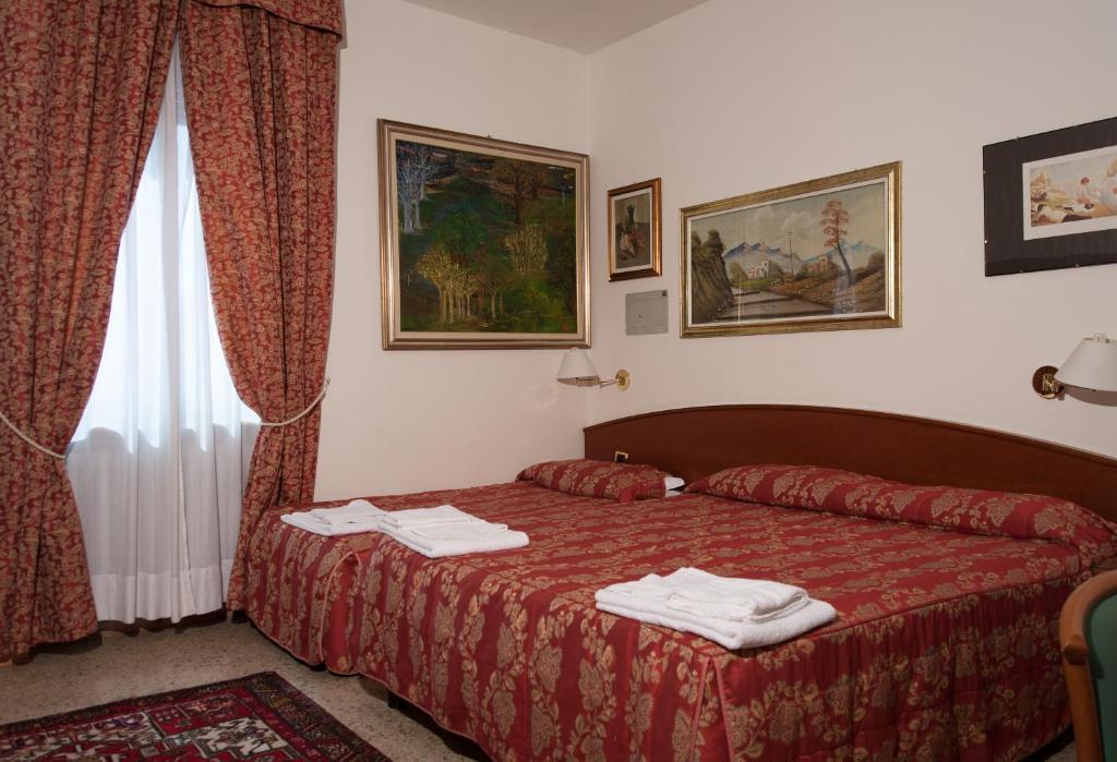 Vip Hotel Пиаченца Стая снимка