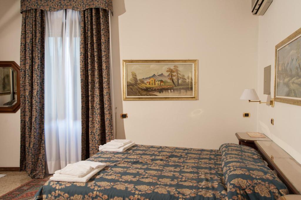 Vip Hotel Пиаченца Стая снимка