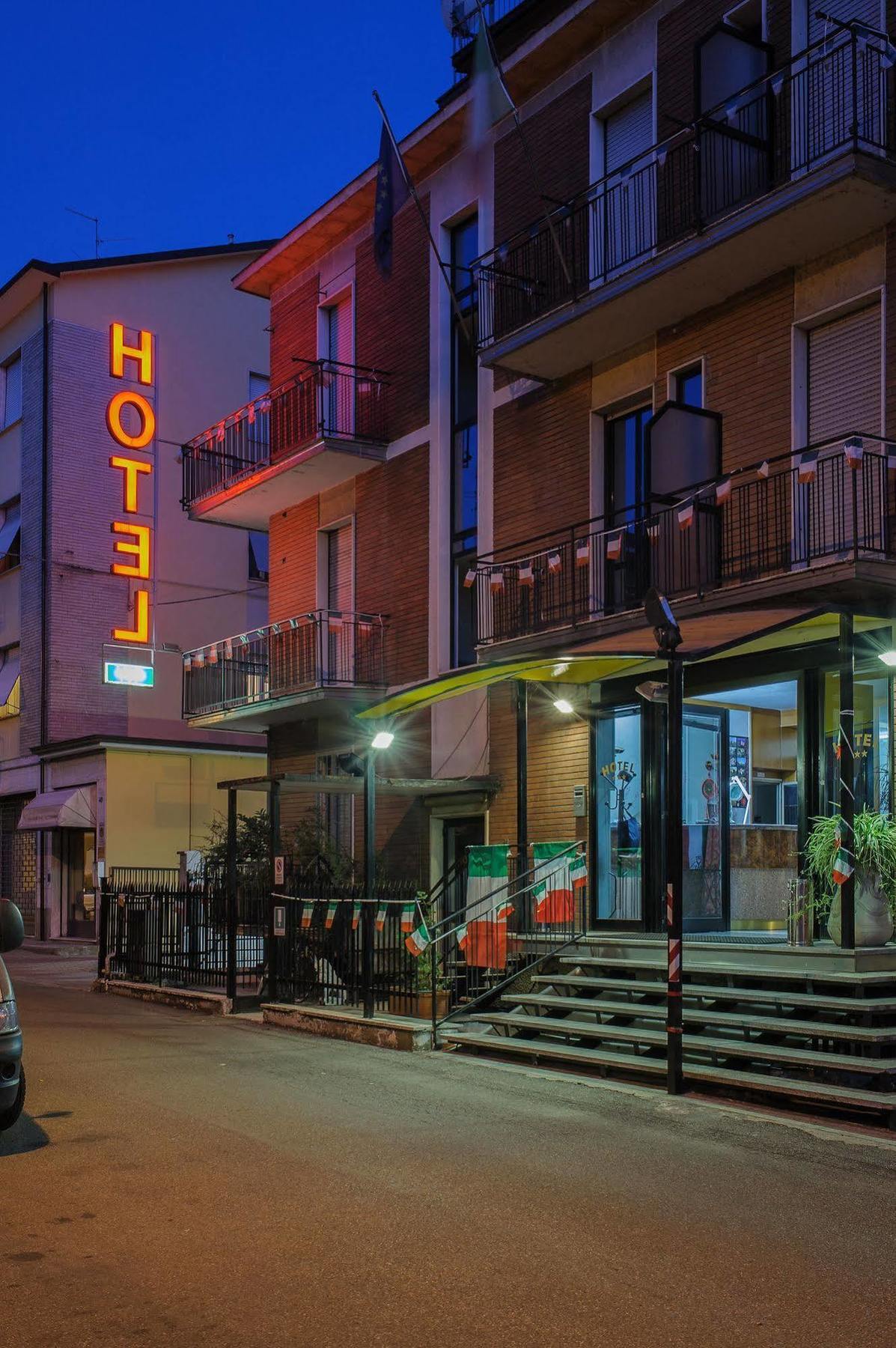 Vip Hotel Пиаченца Екстериор снимка