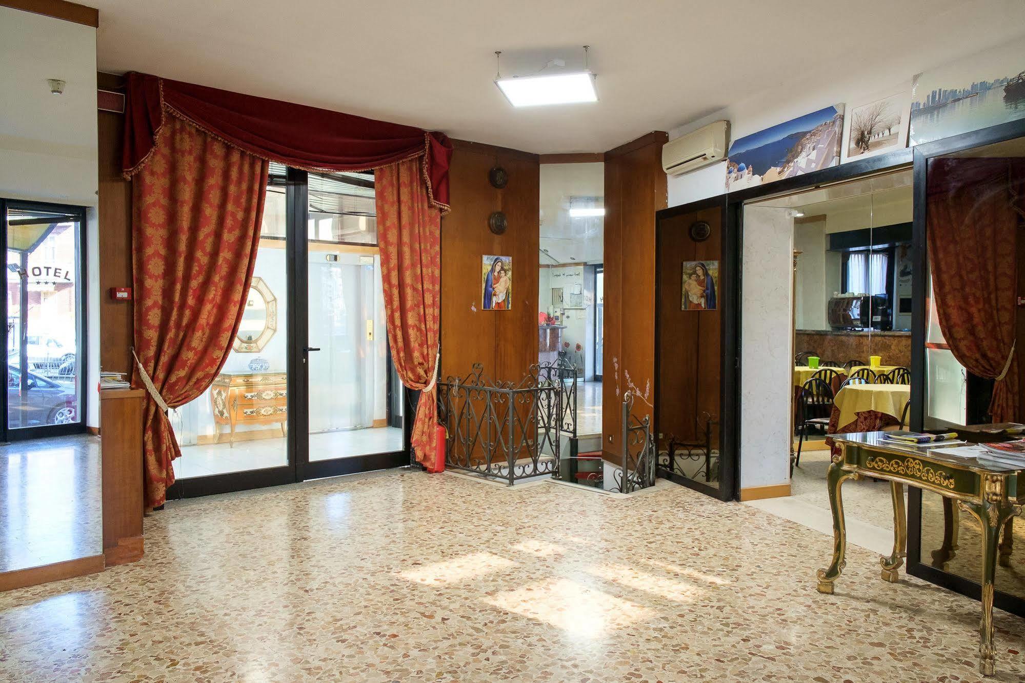 Vip Hotel Пиаченца Екстериор снимка