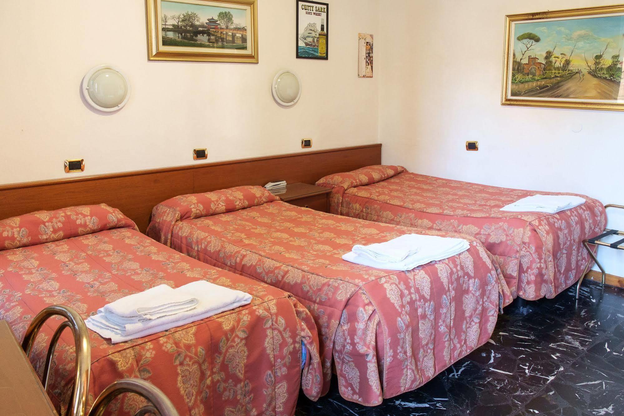 Vip Hotel Пиаченца Екстериор снимка
