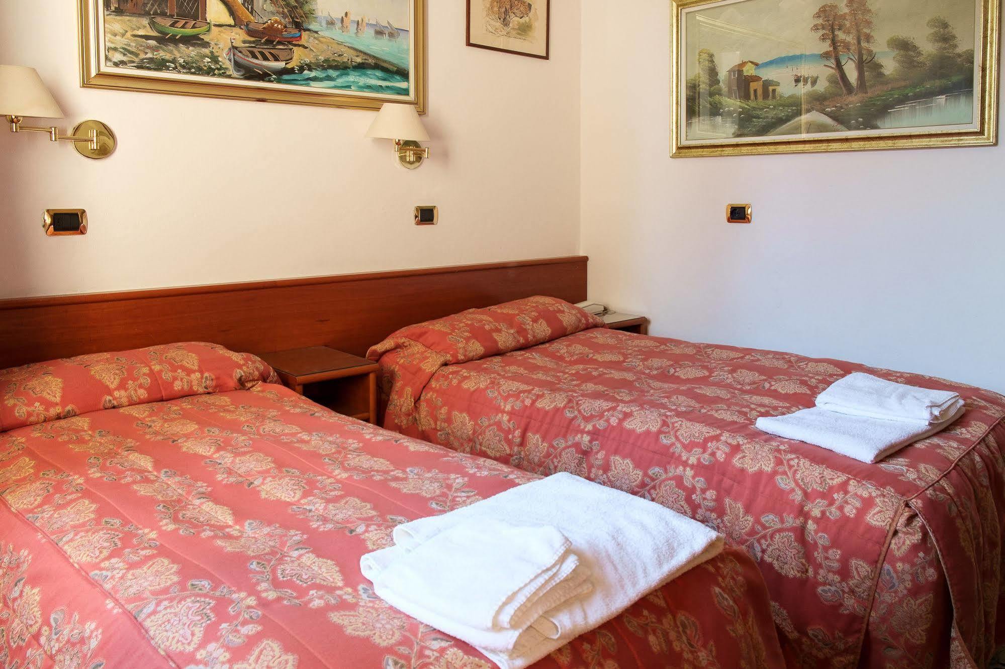 Vip Hotel Пиаченца Екстериор снимка