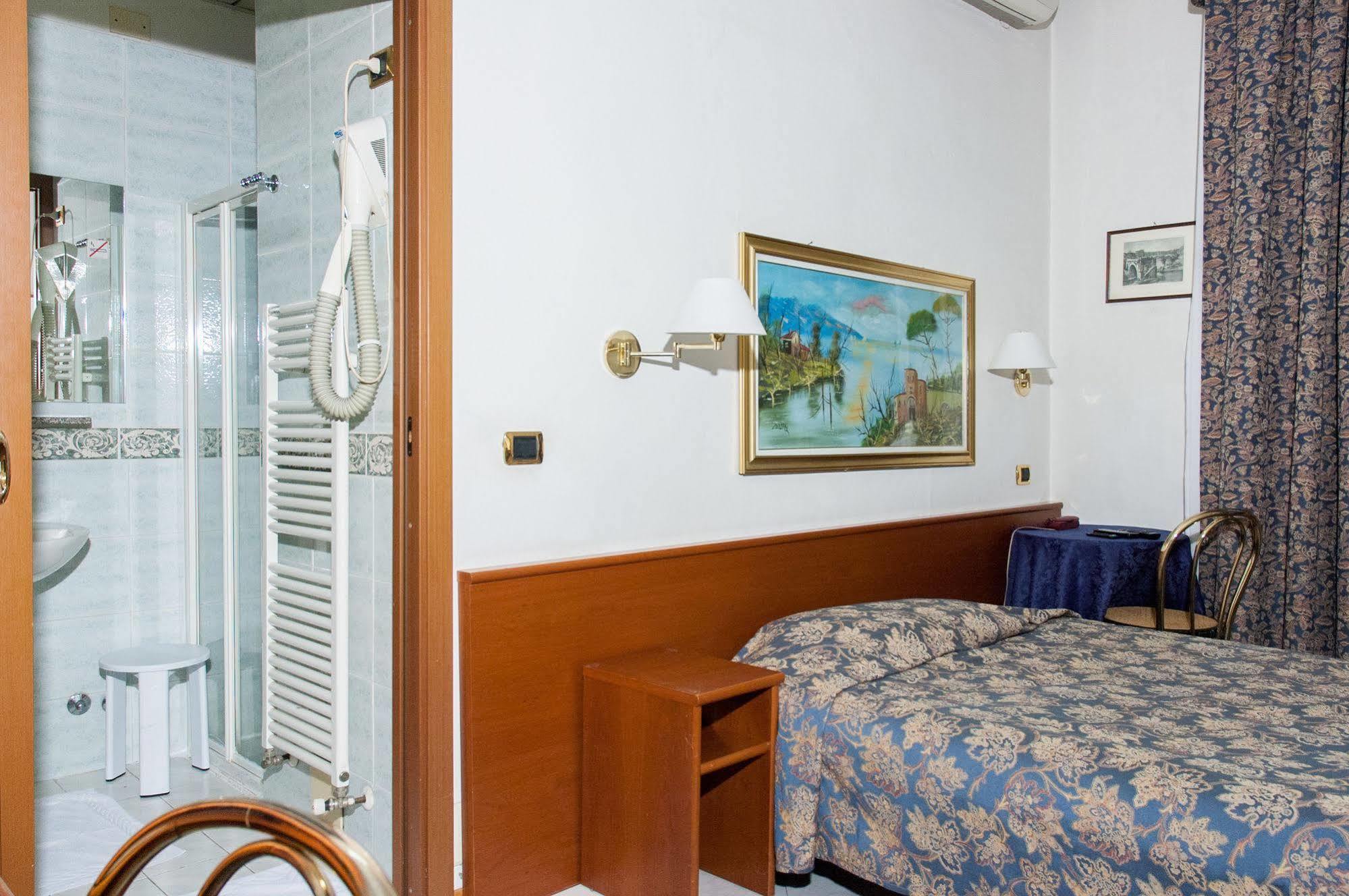 Vip Hotel Пиаченца Екстериор снимка